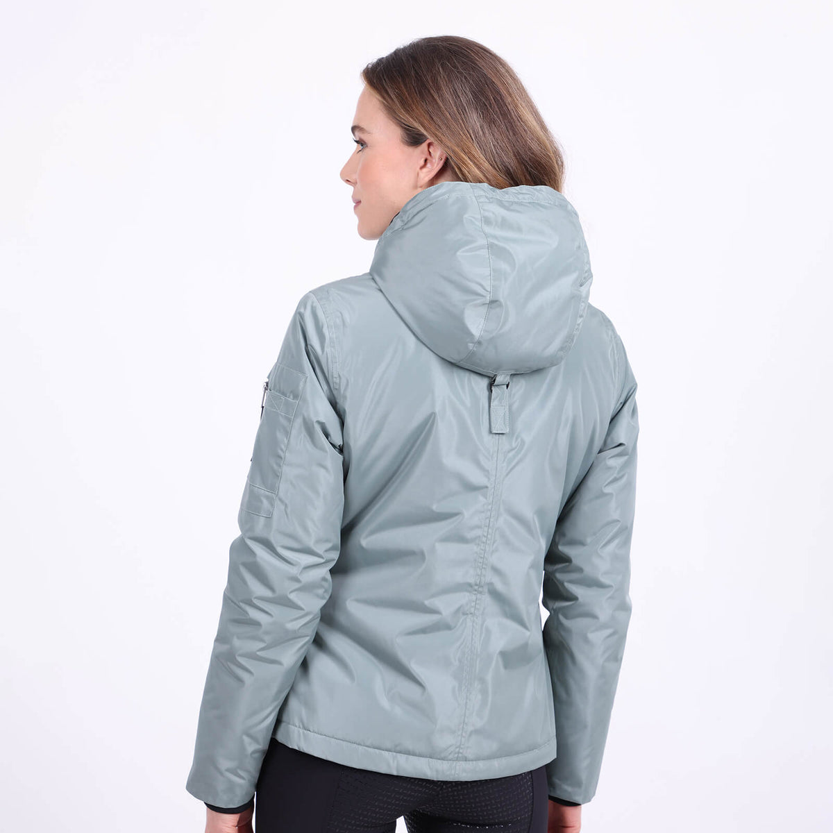 Imperial Riding Funktionsjacke Damen IRHLucky Classic wasserdichte Jacke, Midsummer Blue, Person trägt die Jacke von hinten.