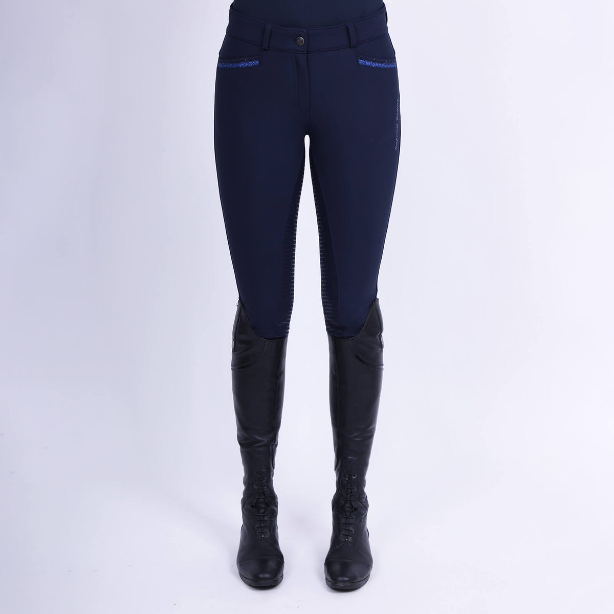 Imperial Riding Reithose Damen IRHEl Capone High Waist FullGrip Winterwarm Classic Damenreithose, Dunkelblau, Person trägt die Reithose.