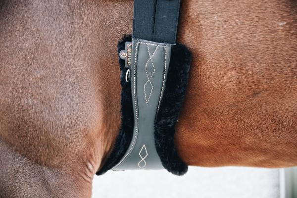 Kentucky Horsewear Ersatzschoner für Lammfellgurt Anatomisch, Detailaufnahme am Pferd.