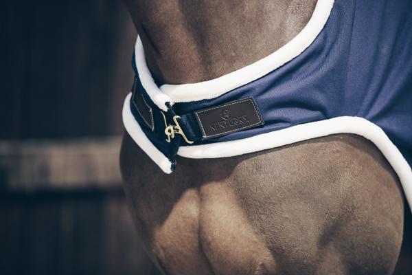 Kentucky Horsewear Führanlagendecke 160g Walker Rug Waterproof, Dunkelblau, Detailaufnahme am Pferd.