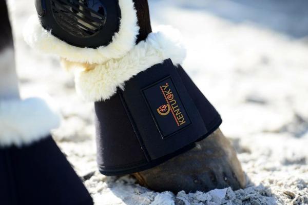 Kentucky Horsewear Hufglocken Lammfell Sprungglocken, Marine, am Pferdebein im Schnee.