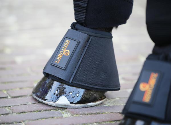 Kentucky Horsewear Hufglocken Solimbra Hufschutz Fesselschutz, Dunkelblau, am Pferdehuf getragen.
