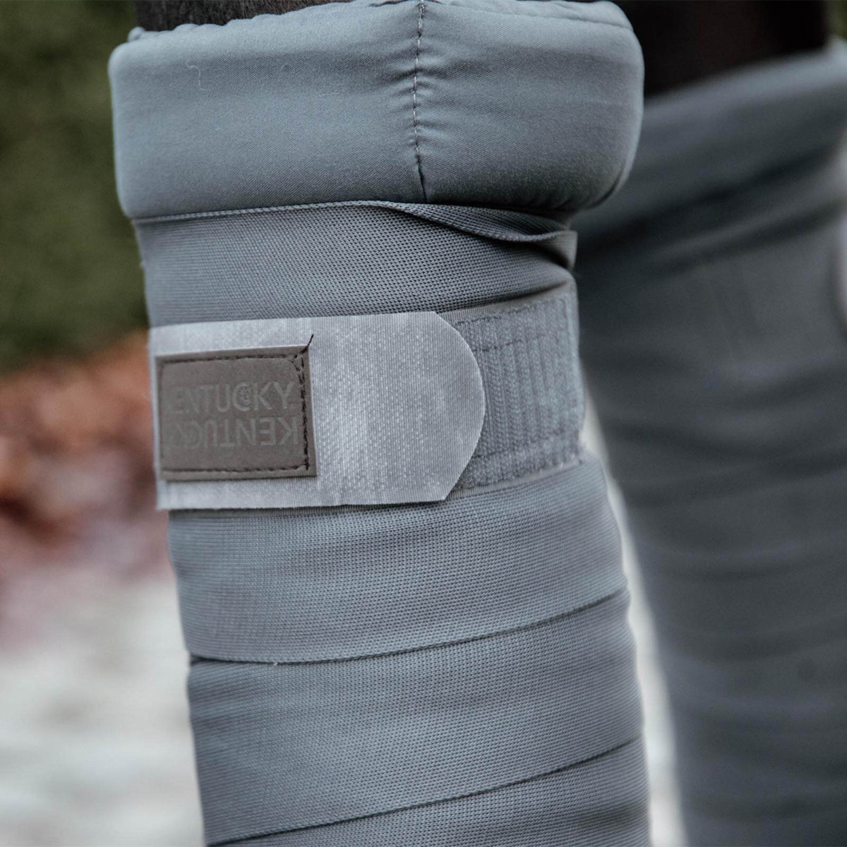 Kentucky Horsewear Schmutzabweisende Stall-Bandagen Repellent, grau, Detailaufnahme am Pferdebein.