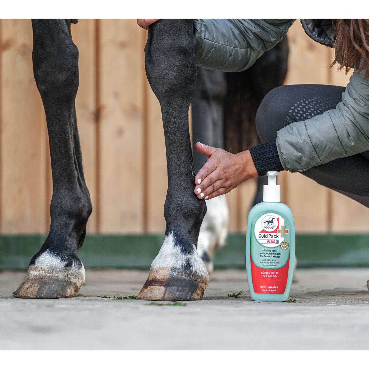 leovet Pflegemittel Cold Pack Plus Kühlgel, Detailaufnahme am Pferdebein mit Flasche.