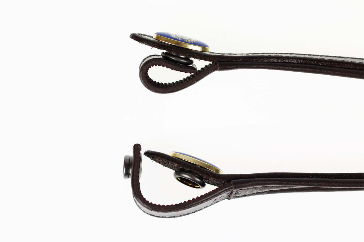 PS of Sweden Stirnband U-Shape Stirnriemen Trense, Dunkelbraun, Detailaufnahme des Endes am weißen Hintergrund.