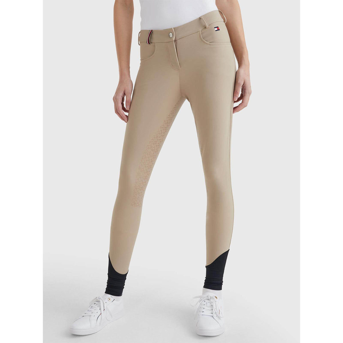 Tommy Hilfiger Equestrian Reithose Damen Classic Fullgrip, Beige, an einer Reiterin getragen.