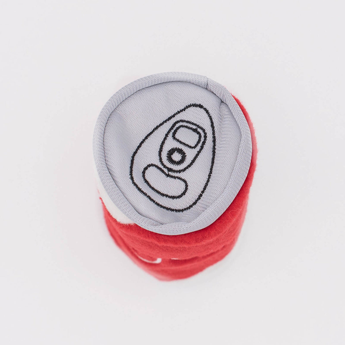 Hundespielzeug Zippy Cola, Grau Rot, Detailaufnahme des Spielzeugs auf weißem Hintergrund.