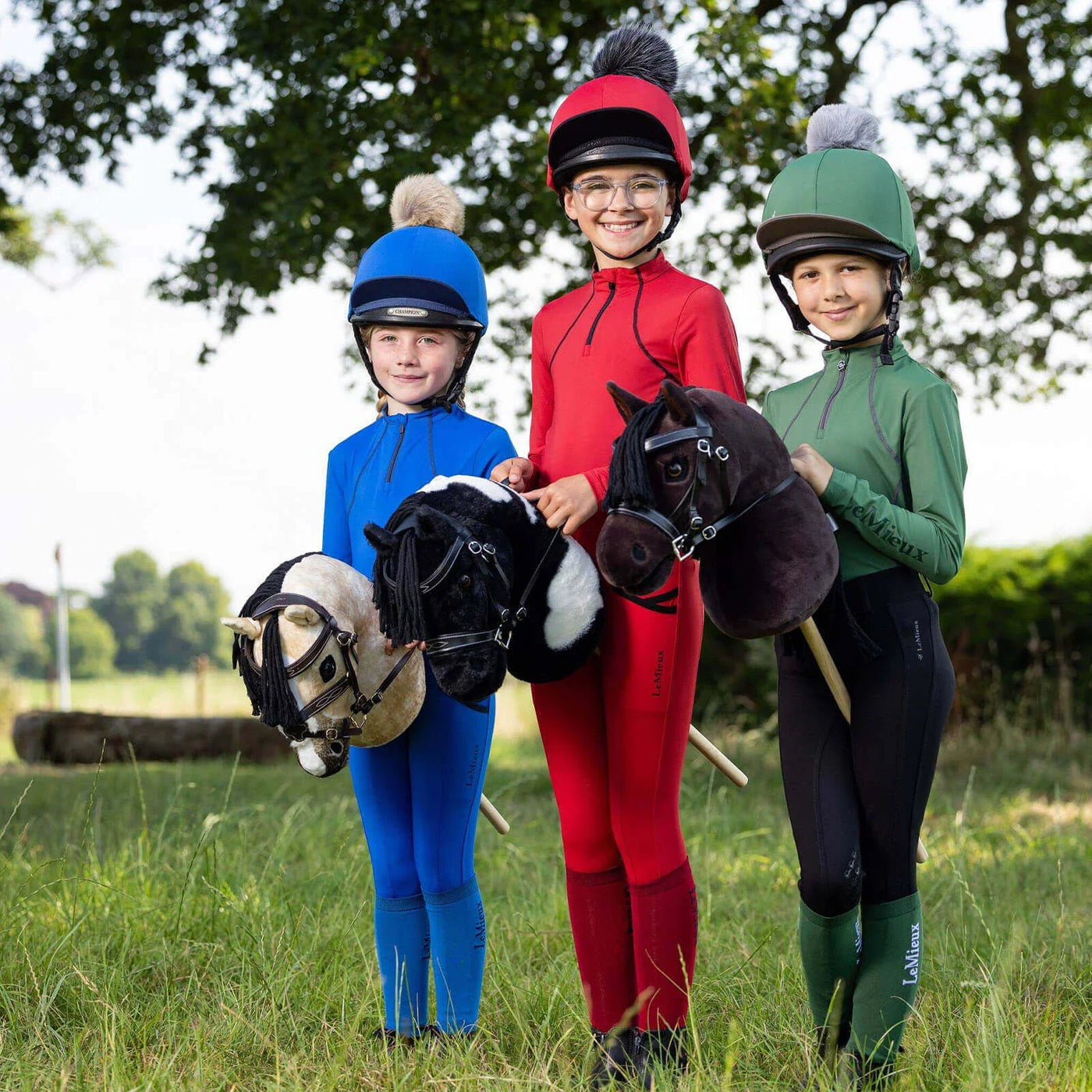 Drei Kinder mit Hobby-Horses im Freien, Hobby Horsing – Trend oder Chance für den Reitsport