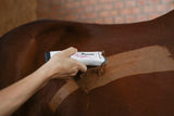 Hand schert das Fell eines Pferdes mit einer Durati-Schermaschine, Ciao, dicker Pelz: it’s time for the perfect clip.