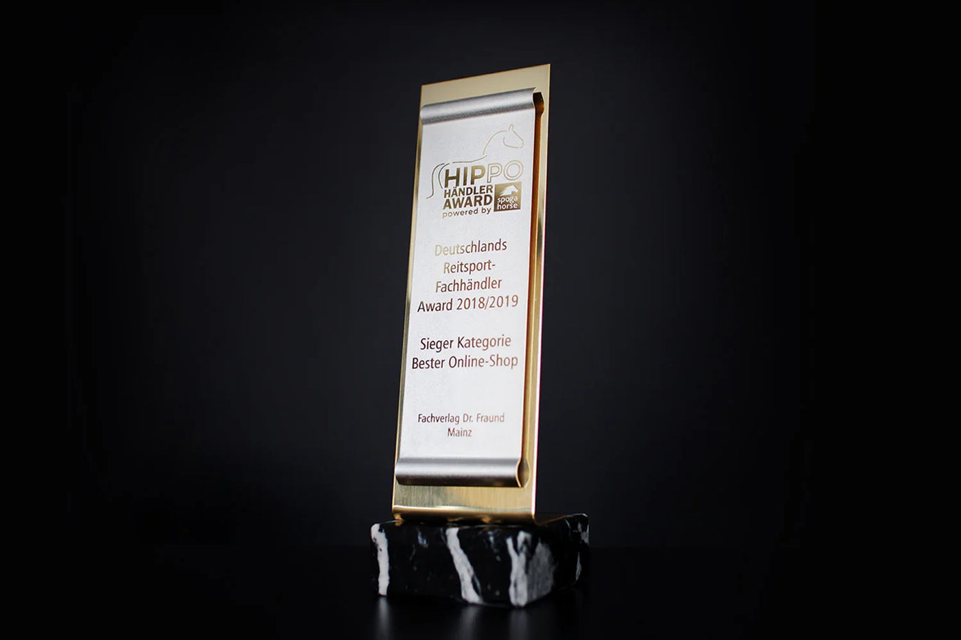 HIPPO Händler Award mit Aufschrift „Bester Online-Shop“, Spoga Horse - Ab sofort shoppst du ausgezeichnet.