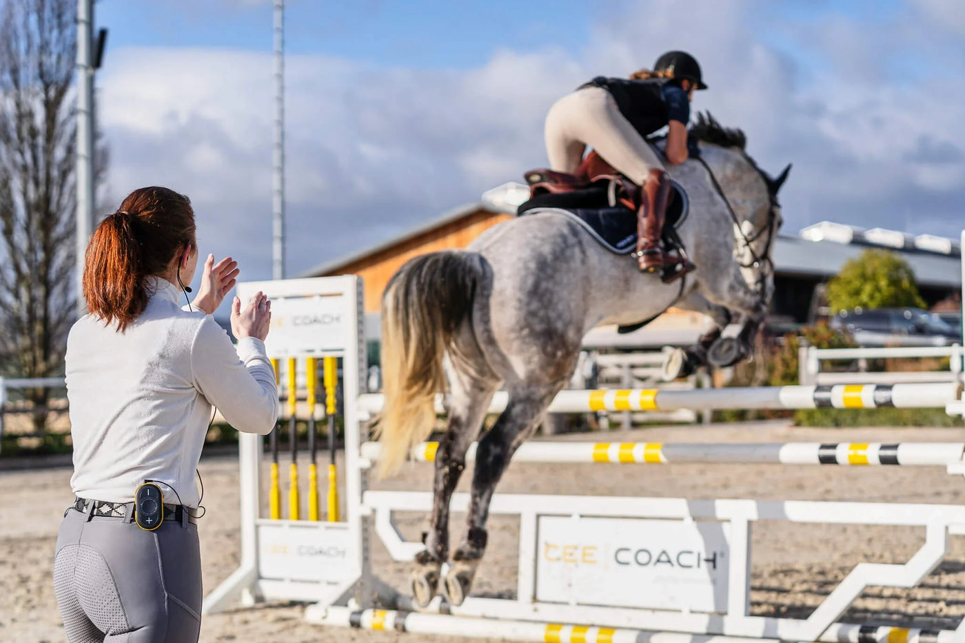 Trainerin klatscht am Springplatz, CeeCoach PLUS – Kommunikation ohne Grenzen für Reitsport und Outdoor-Aktivitäten