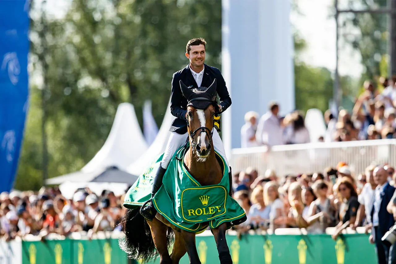 Gerrit Nieberg auf dem Pferd mit Rolex-Decke vor Zuschauern, CHIO Aachen 2022 – Gerrit Nieberg wird zum Rolex Grand Prix Champion.