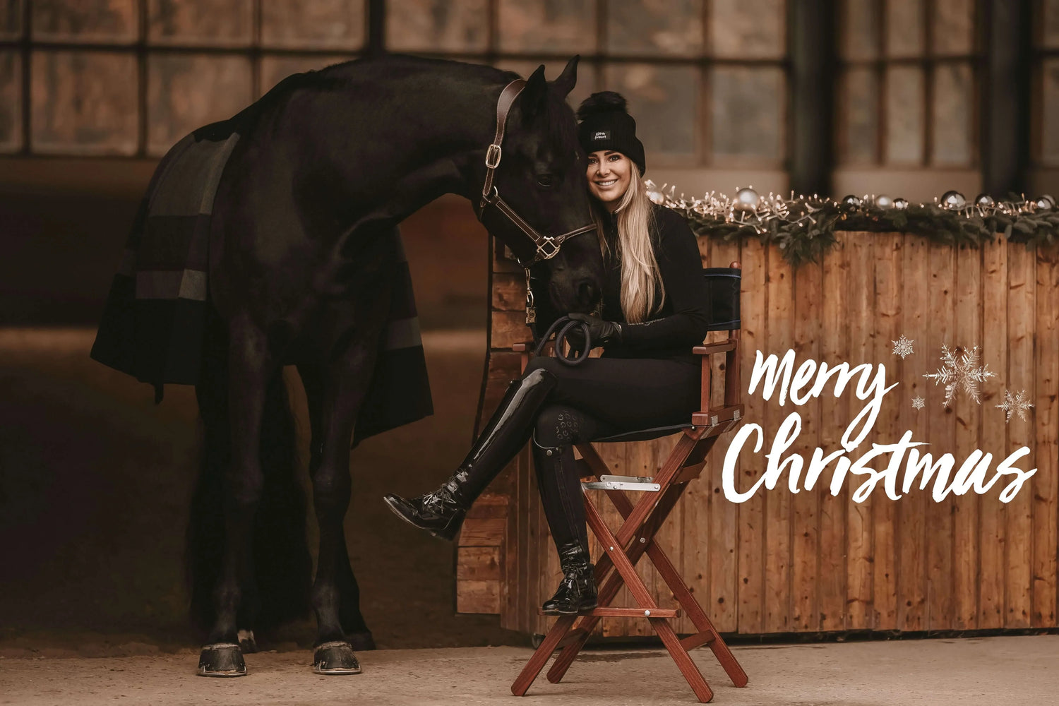 Reiterin sitzt neben schwarzem Pferd im Stall, Merry Christmas und Das perfekte #WEIHNACHTSGESCHENK für deine LIEBSTEN ❤️