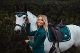 Blonde Reiterin mit weißem Pferd im Halfter, Let’s name it – Die schönsten Pferdenamen für deinen Liebling.