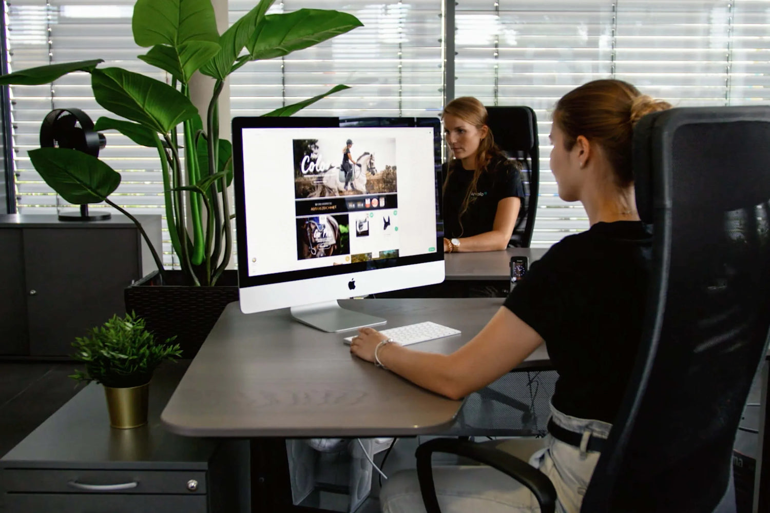 Zwei Mitarbeiterinnen am Schreibtisch im Büro, CUSTOMER HAPPINESS - EIN TEIL DER #KAVALIOFAMILY.