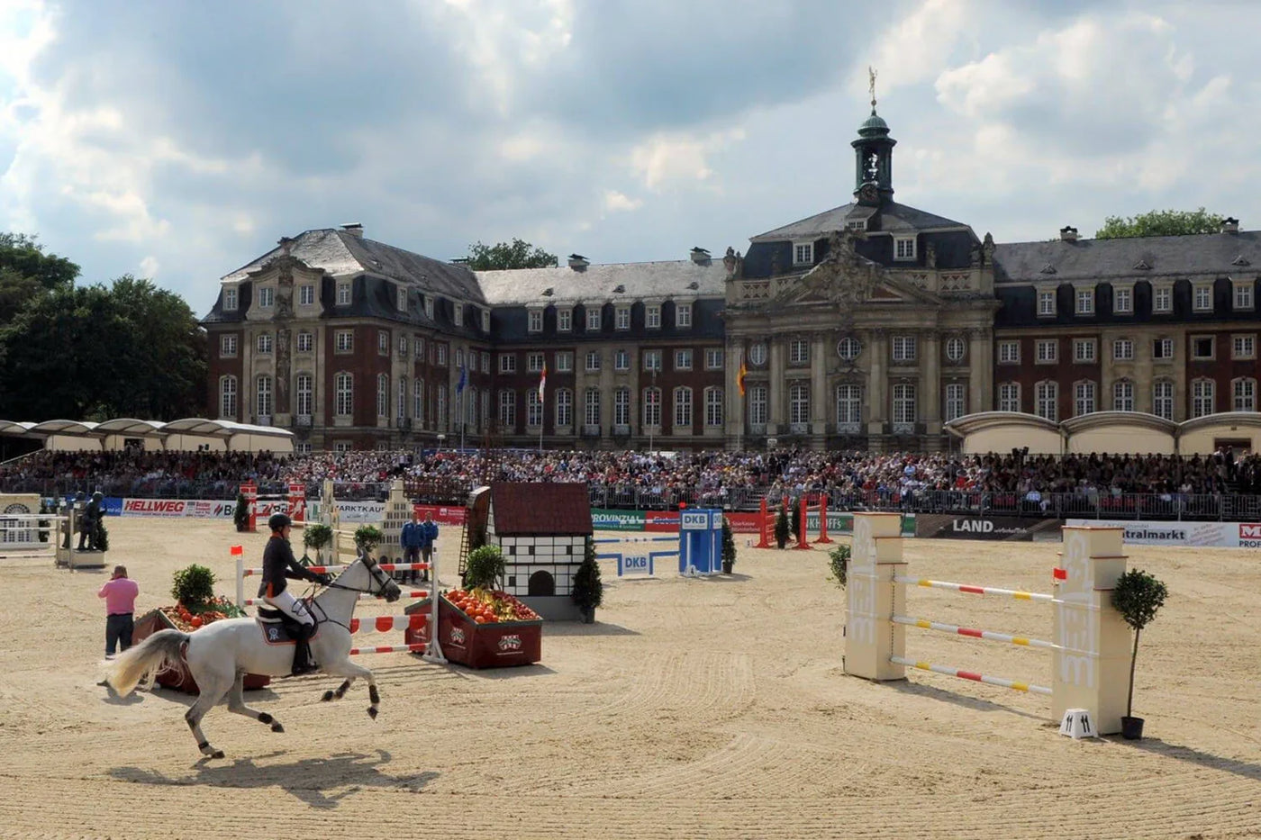 Reiter auf weißem Pferd vor dem Schlossplatz, Spitzensport am Schlossplatz – Das Turnier der Sieger 2022