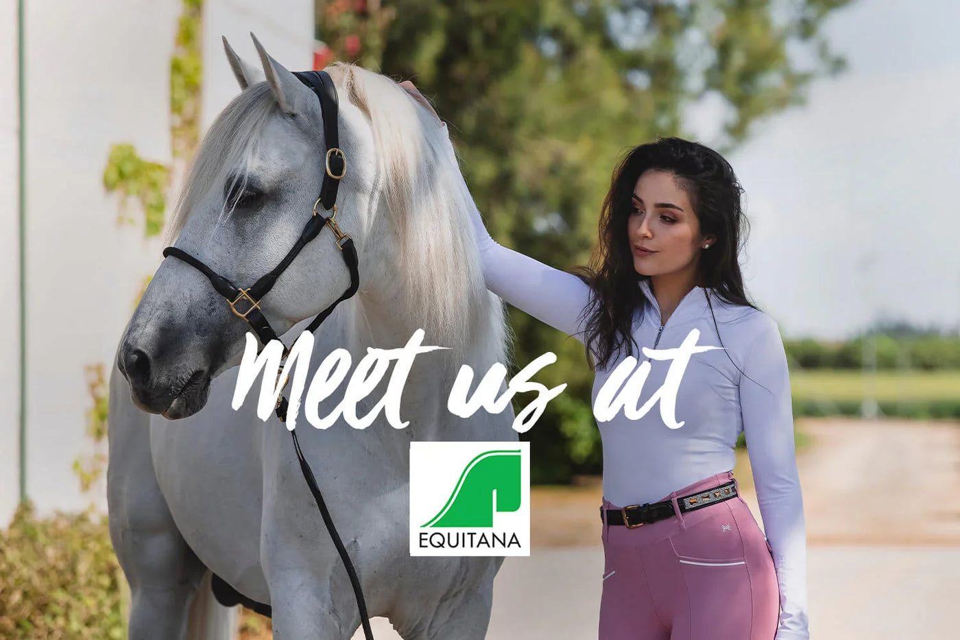 Reiterin neben weißem Pferd mit „Meet us at“ und EQUITANA-Logo, One Day in Essen – Dein Besuch auf der Equitana 2023.