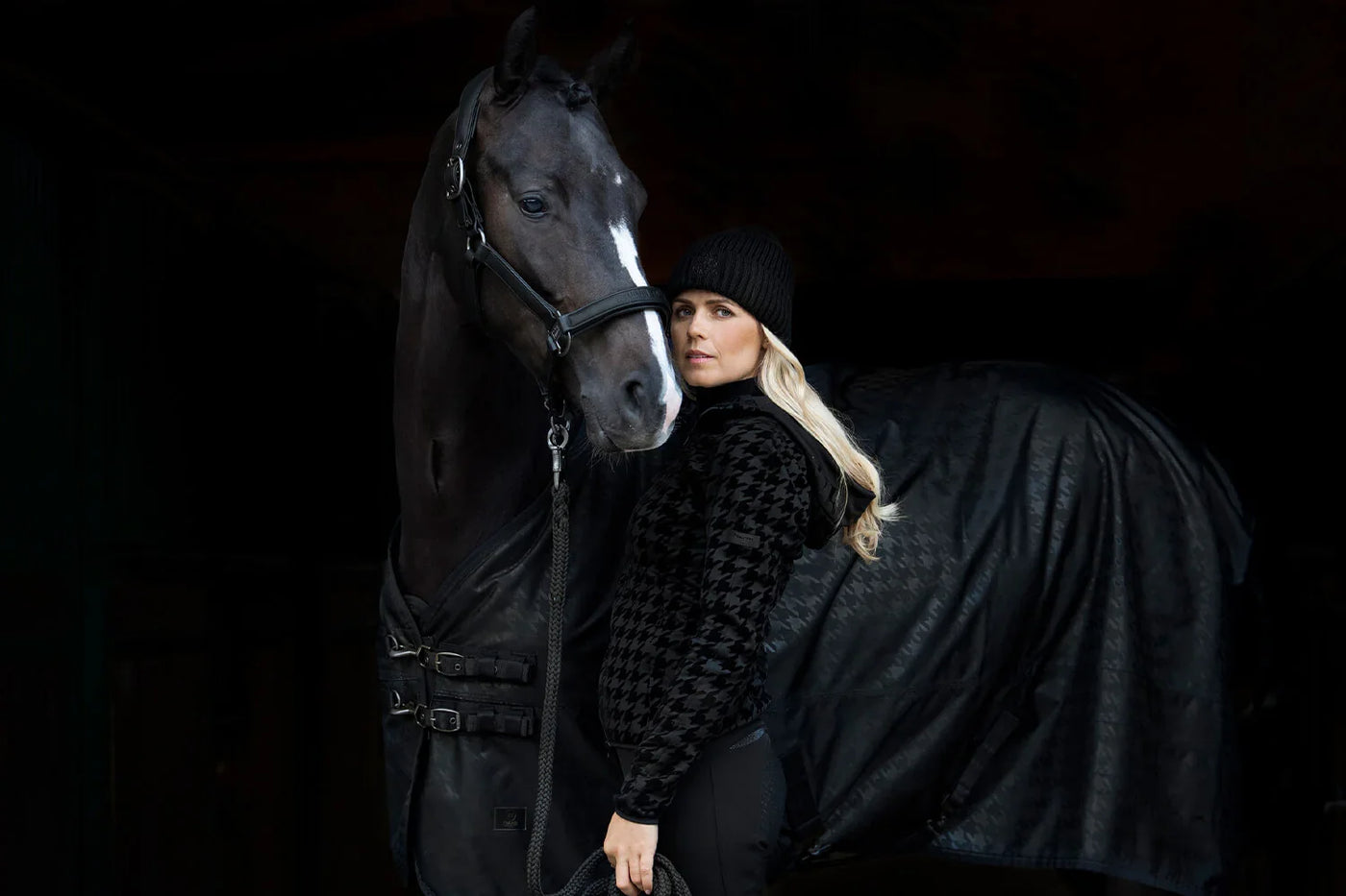 Pferd und Reiterin in schwarzer Ausrüstung, We are live – Die Eskadron Essence 2022 Collection.