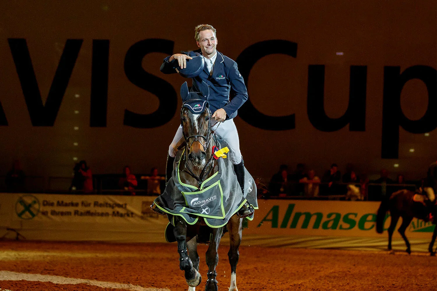 Reiter auf Pferd in der Halle, Hochklassiger Sport in den Weser-Ems Hallen: der Agravis Cup Oldenburg 2022