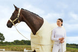 Pferd mit heller Abschwitzdecke und Reiterin im Gelände, Pure Glücksgefühle mit der neuen Platinum Pure 2023 Kollektion von Eskadron.