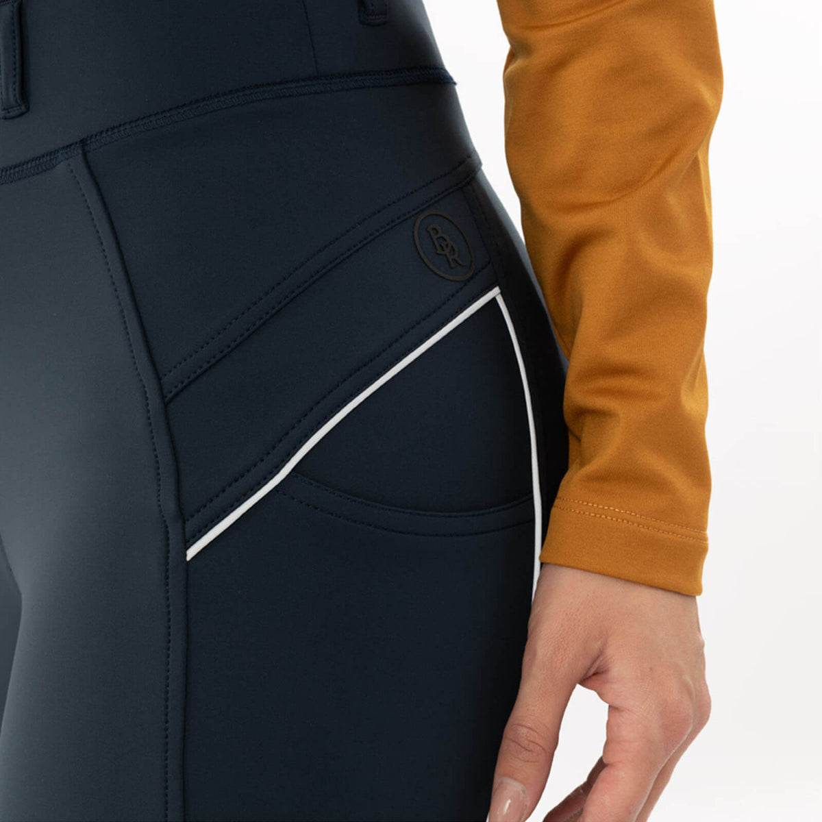 BR Reitleggings Damen HW 2024 Florien Full-Grip Reitleggings, Dunkelblau, Detailaufnahme mit Person im Profil.
