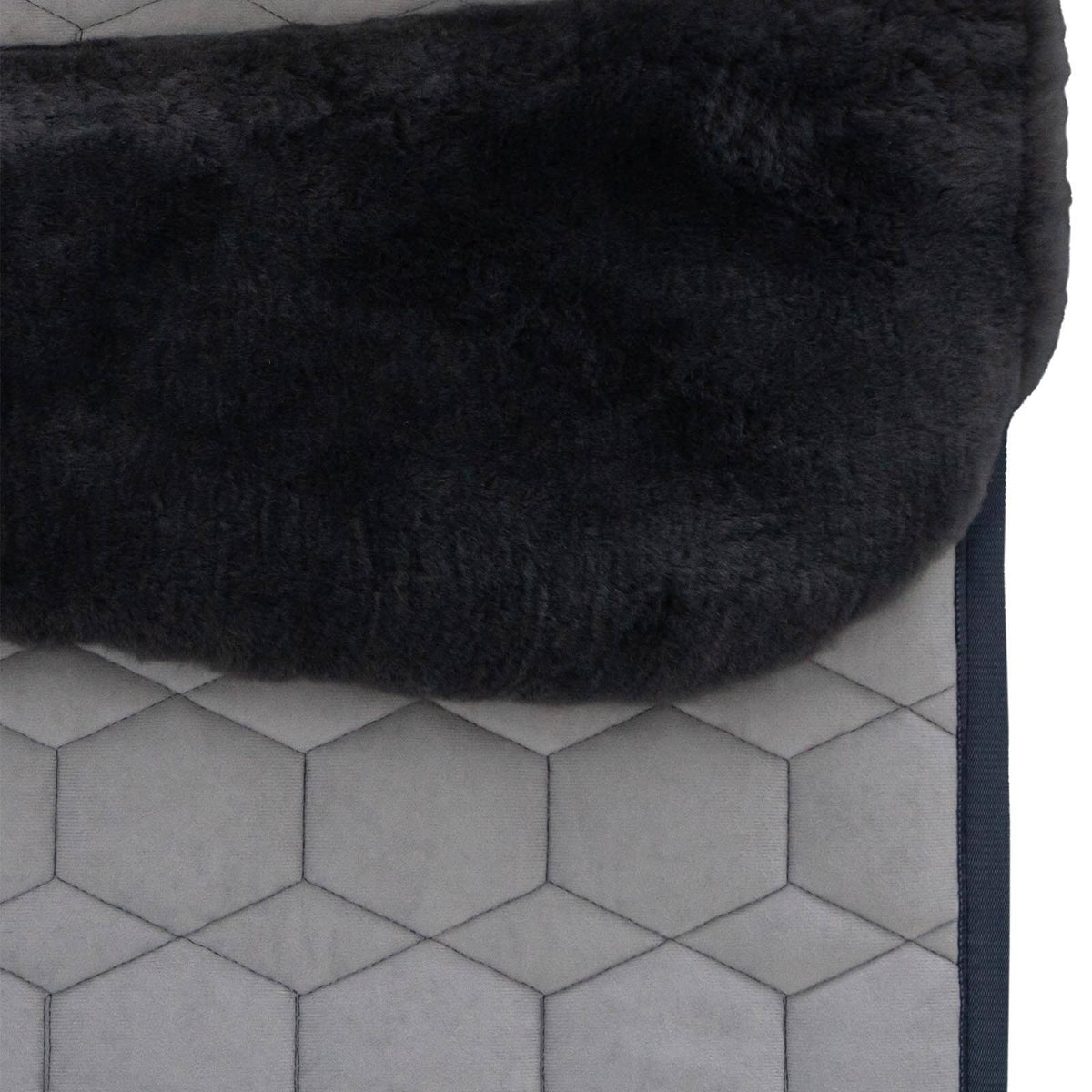 Schabracke Steppstoff-Glanz mit Lammfell Dressurschabracke