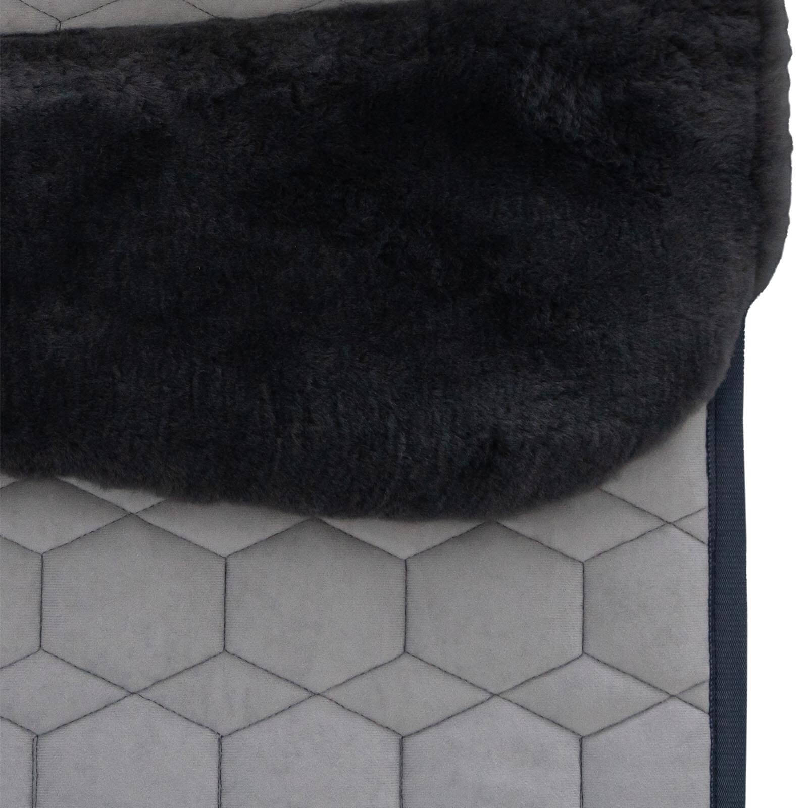Schabracke Steppstoff-Glanz mit Lammfell Dressurschabracke