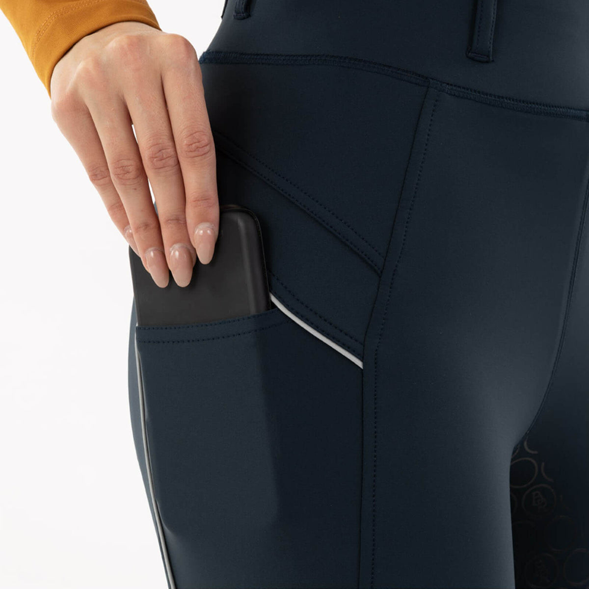 BR Reitleggings Damen HW 2024 Florien Full-Grip Reitleggings, Dunkelblau, Detailaufnahme mit Handy in der Tasche.