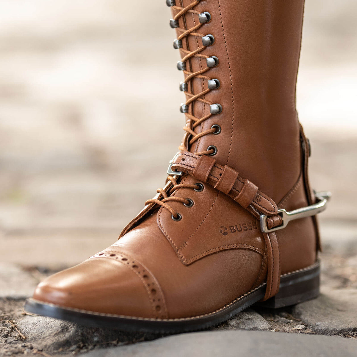 Sporenriemen Laval Leder Spur straps, Braun, Detailaufnahme am Reitstiefel.