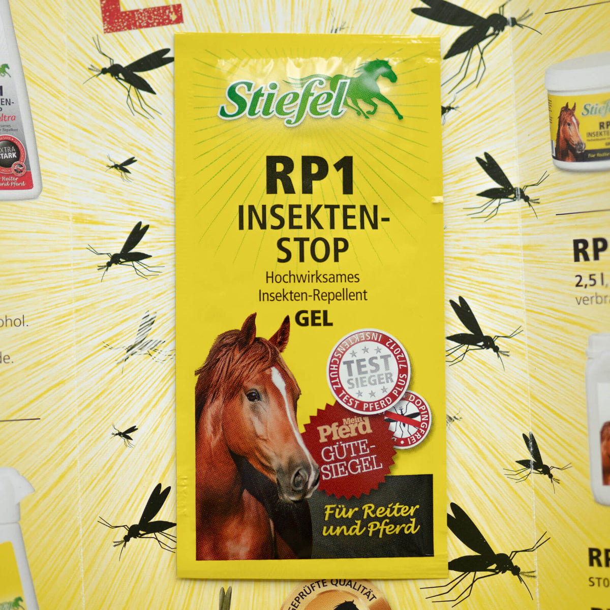 Stiefel Goodie Flyer mit Insektenschutz Probe, Gelb, Produktverpackung mit Pferd und Insekten auf gelbem Hintergrund.