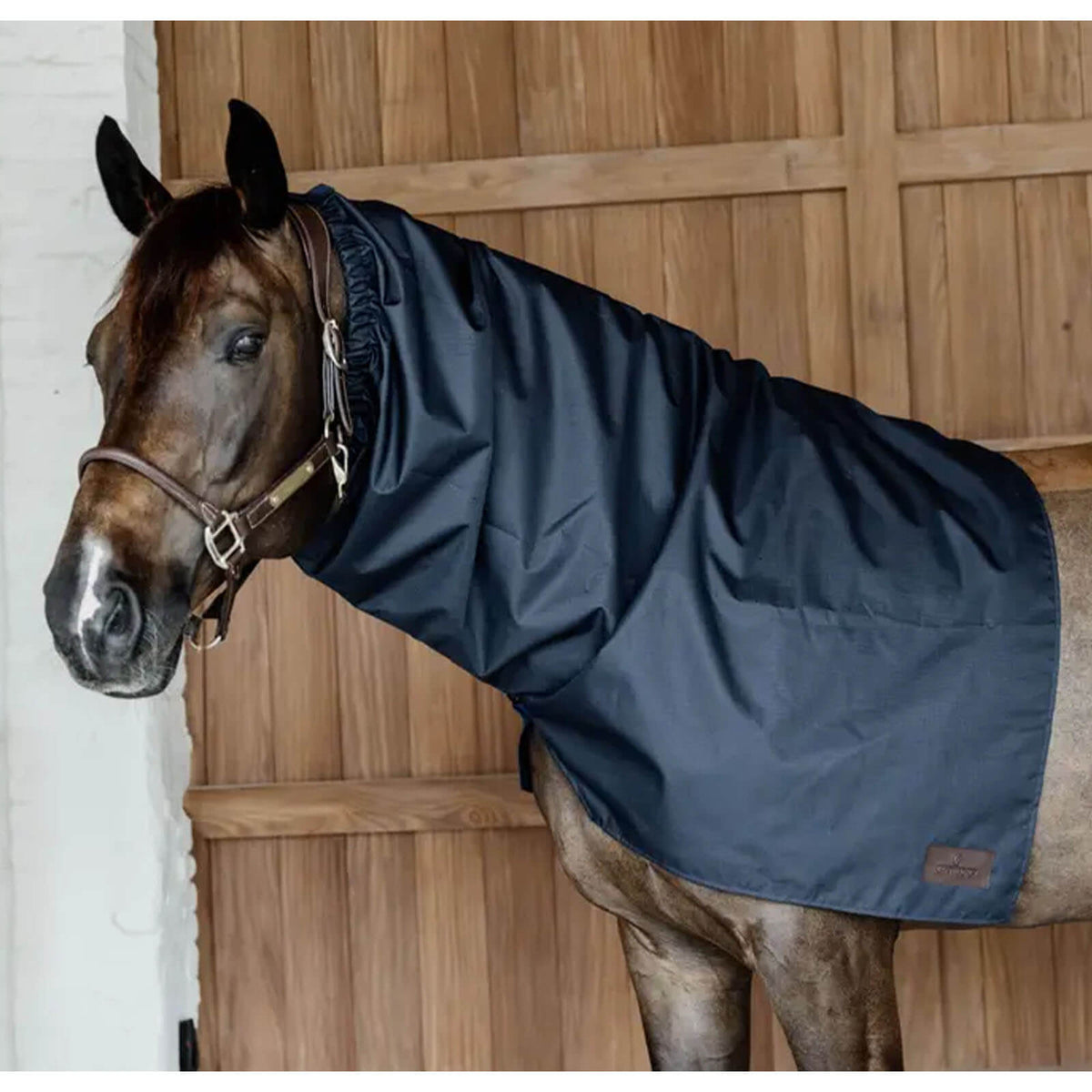Kentucky Horsewear Halsteil wasserdicht Classic Horse Scarf, Dunkelblau, am Pferd im Stall getragen.