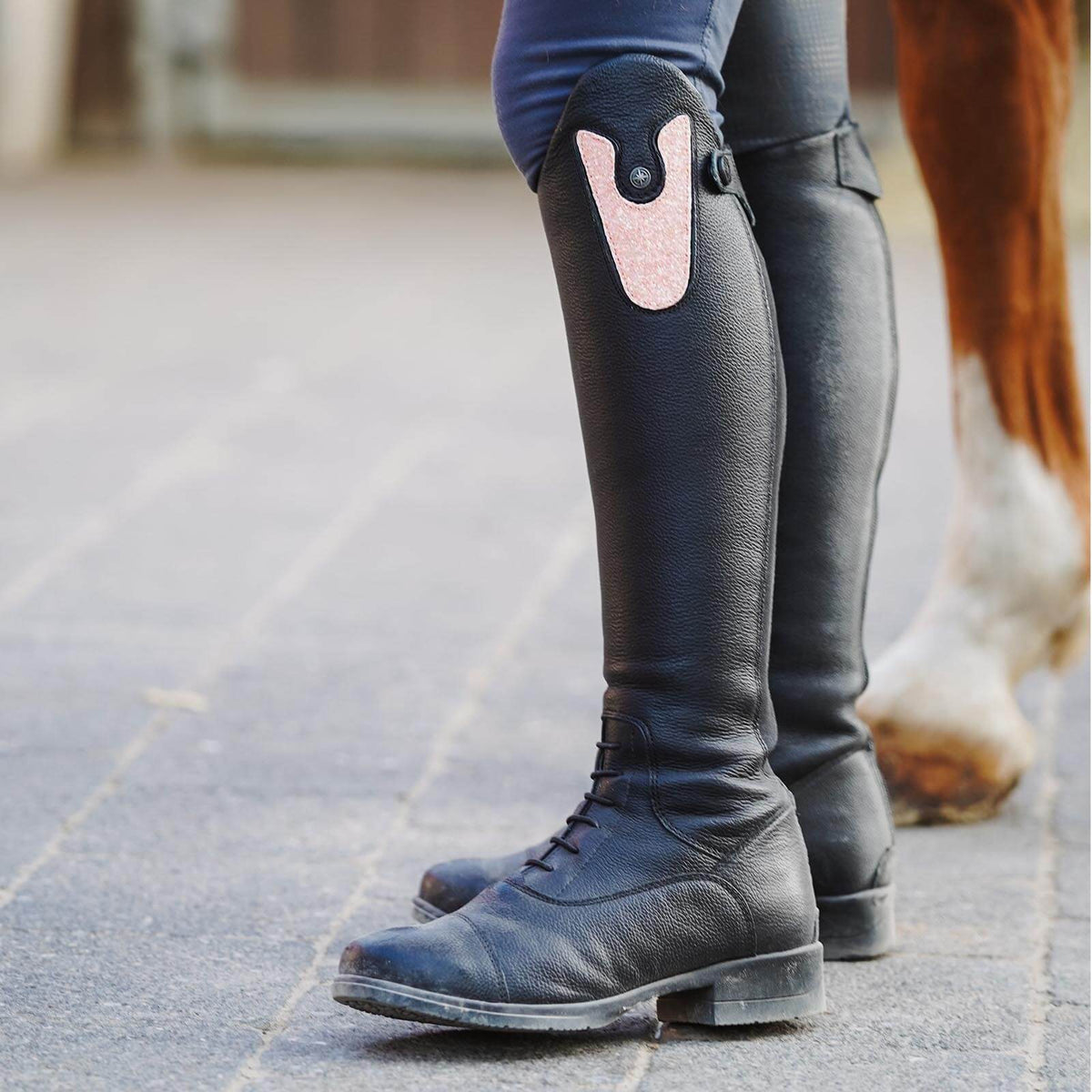 Suedwind Equestrian Patches Nova Kids Fun, Mehrere Farbvarianten, Detailaufnahme am Reitstiefel.