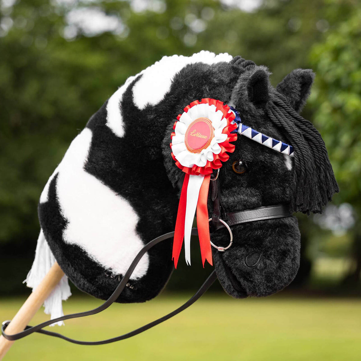 LeMieux Hobby Horse Turnierschleifen Rosette Pack Multi, mehrfarbig, am Hobby Horse getragen.