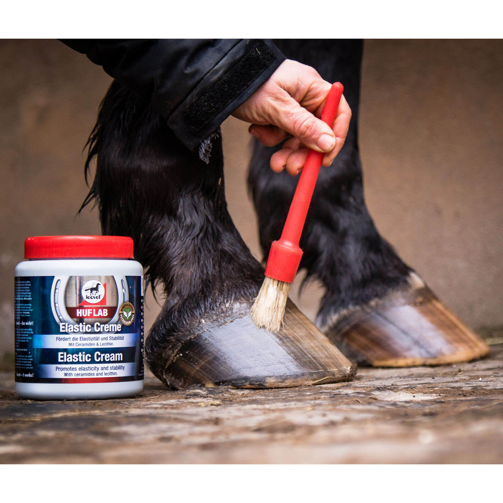 leovet Hufcreme Huflab Elastic Creme Hufpflege, Produkt allein und Hufpflege am Pferdehuf.