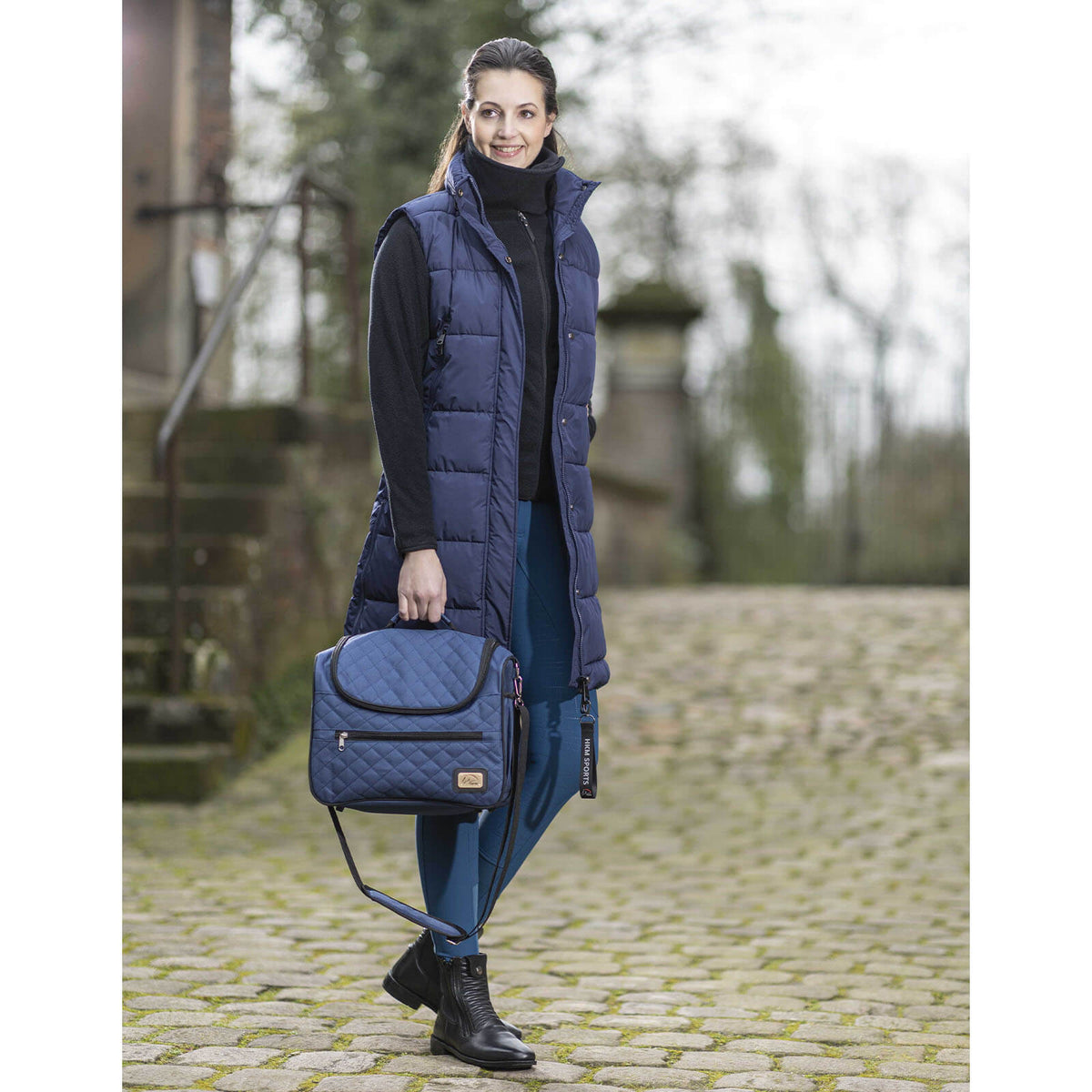 HKM Putztasche Berry Putzbox, Blau, Person trägt die Tasche an der Hand.