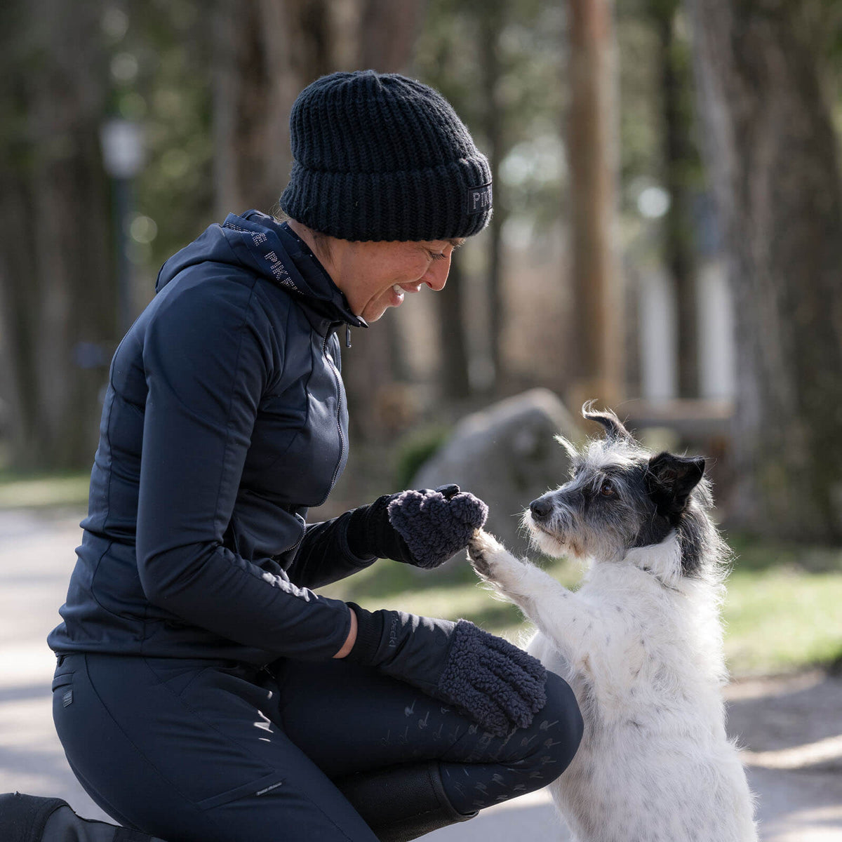 Roeckl Winterreithandschuh Unisex Dog-Walker Neuberg Winter Stallhandschuh, Schwarz, Person mit Hund im Freien.