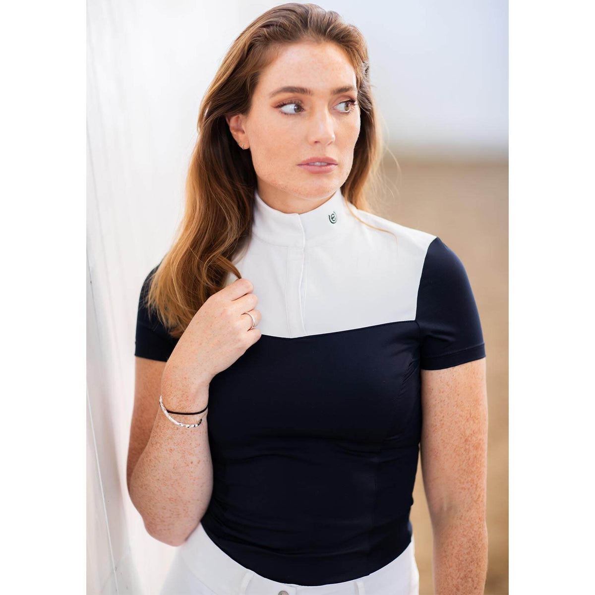 Turniershirt Damen Kurzarm Revenew Black Edition Kurzarmshirt, Weiß, Frau trägt das Produkt.