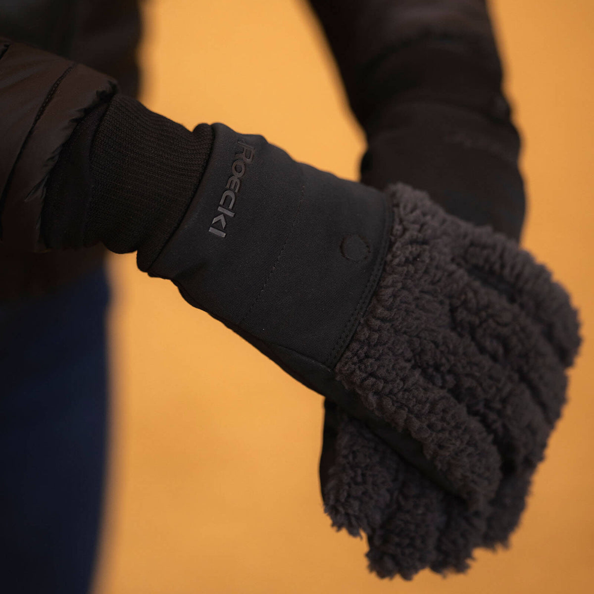 Roeckl Winterreithandschuh Unisex Dog-Walker Neuberg Winter Stallhandschuh, Schwarz, am Arm getragen.
