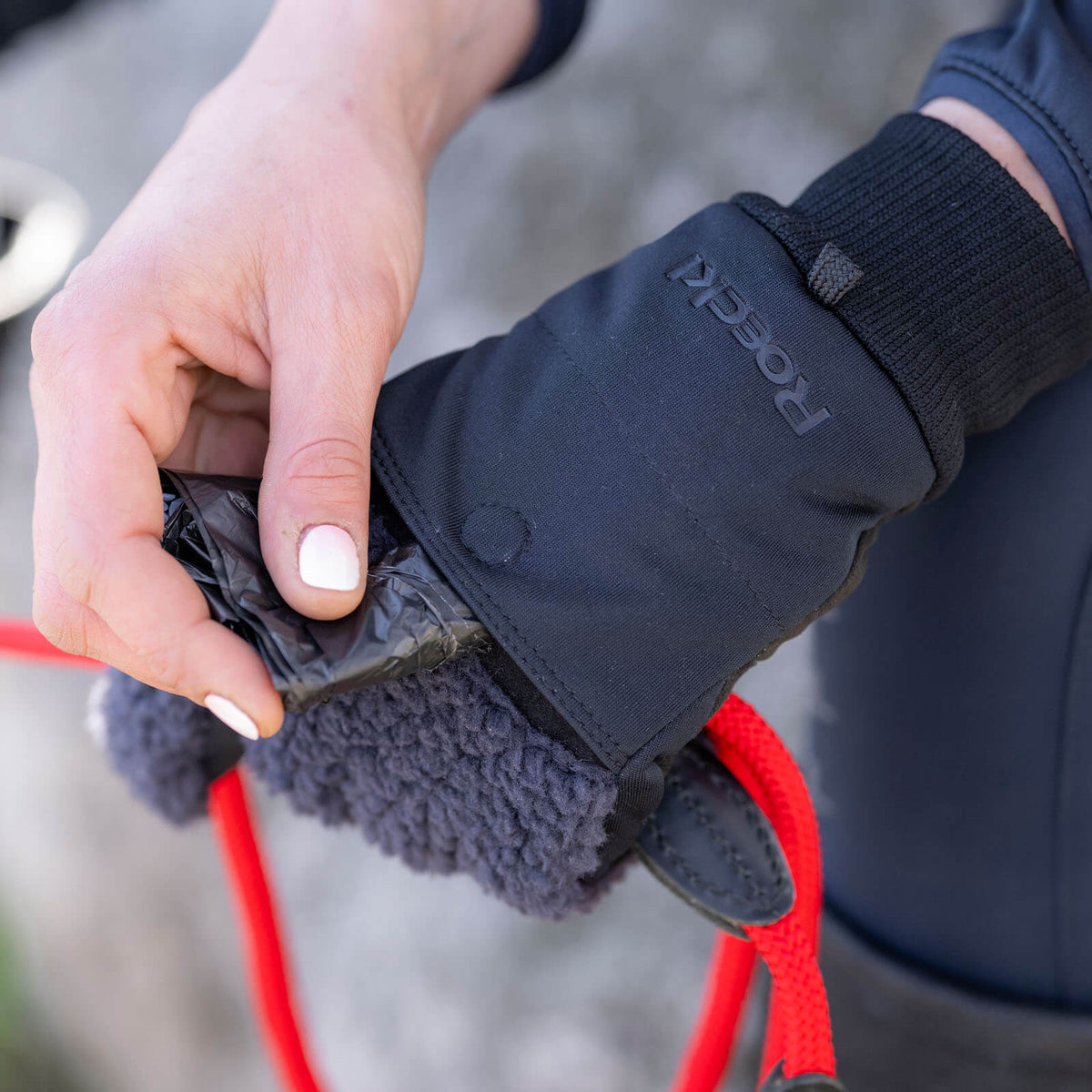 Roeckl Winterreithandschuh Unisex Dog-Walker Neuberg Winter Stallhandschuh, Schwarz, Detailaufnahme beim Halten einer Leine.