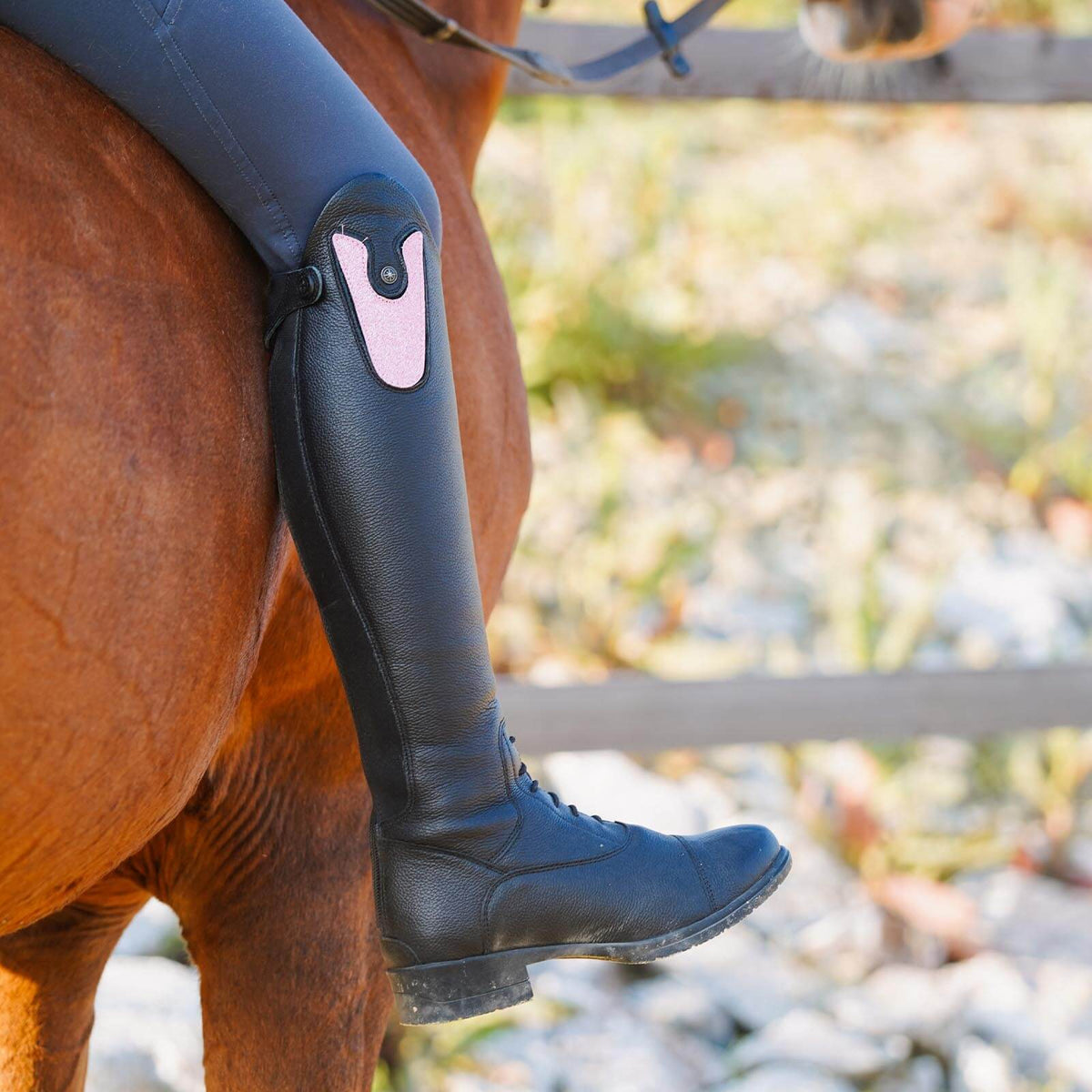 Suedwind Equestrian Patches Nova Kids Fun, Pink, Detailaufnahme am Reitstiefel am Pferd.