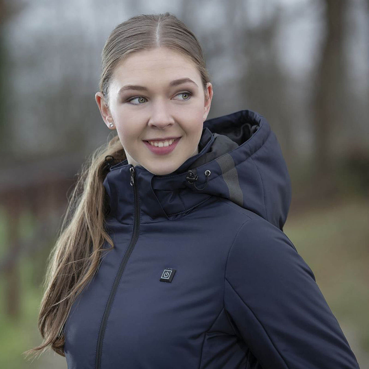 HKM Heizmantel Elegant-Style, Navy, Person trägt den Mantel im Freien.
