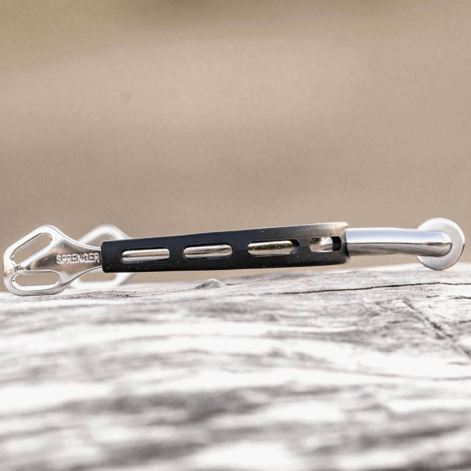 Sporen Ultra Fit Extra Grip 40 mm abgerundet mit kleinem Ballrad, Produkt allein auf hellem Hintergrund.
