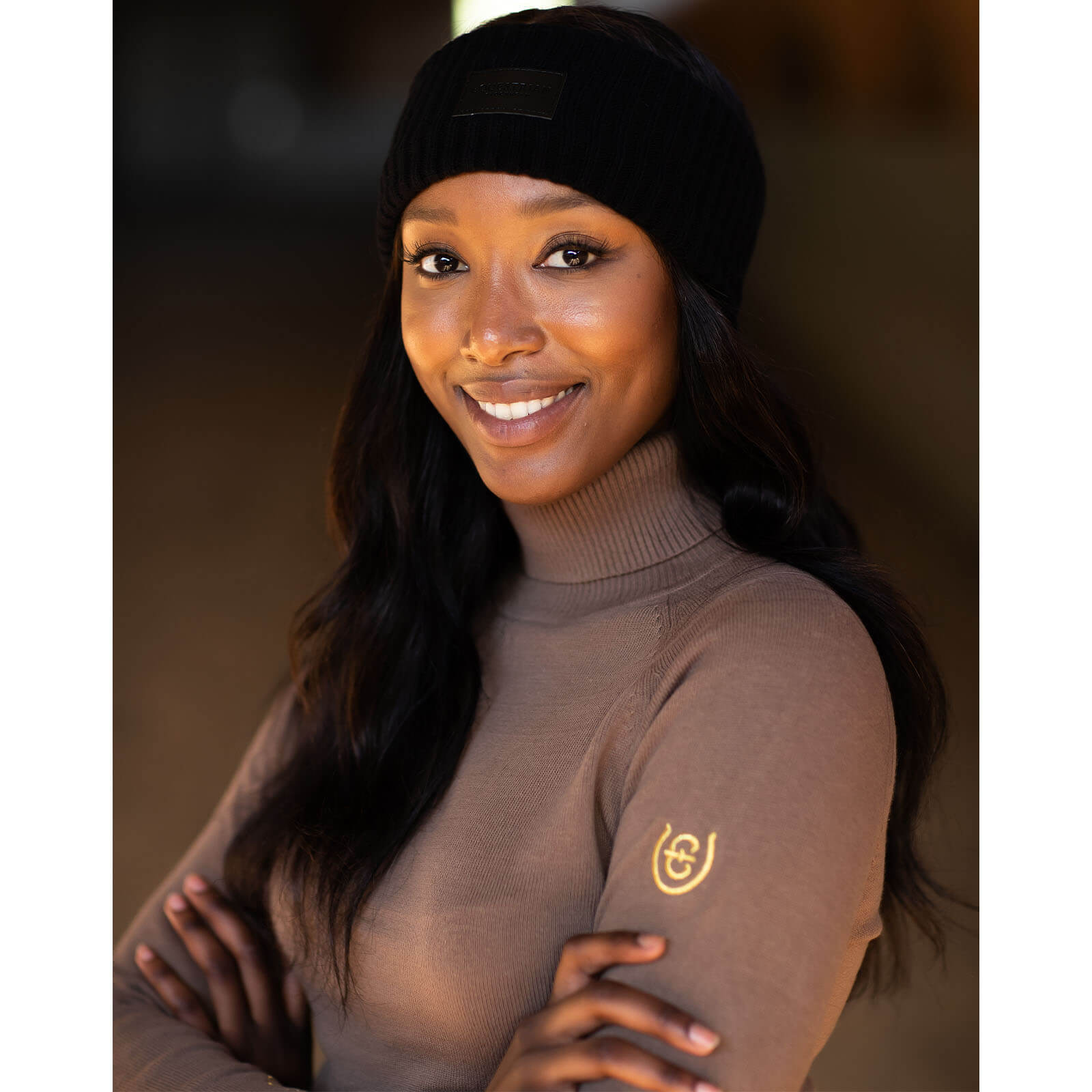 Pullover Damen Champagne Rollkragenpullover, mehrfarbige Personenaufnahme mit Modell im Rollkragenpullover.