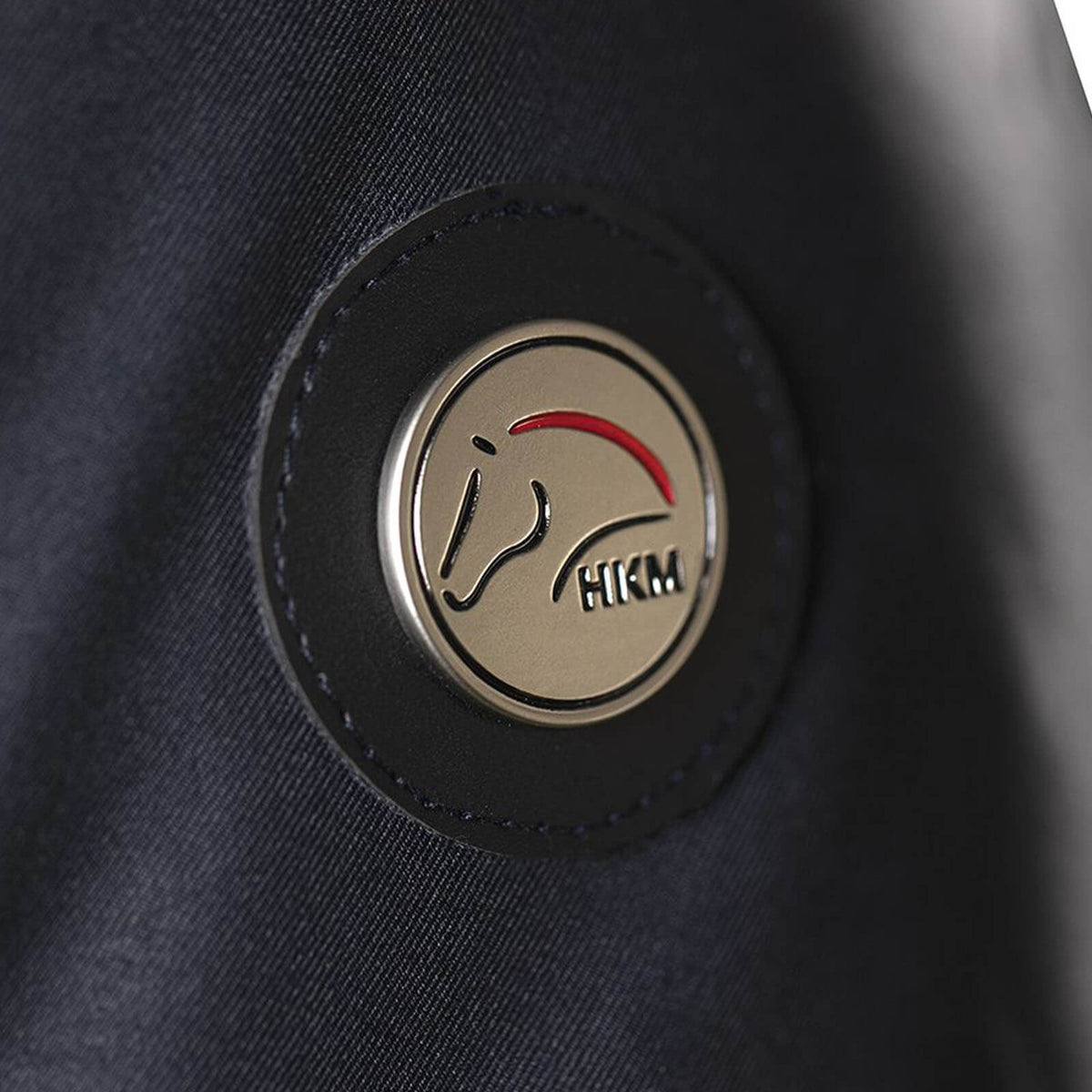 HKM Heizmantel Elegant-Style, Schwarz, Detailaufnahme des Markenlogos.