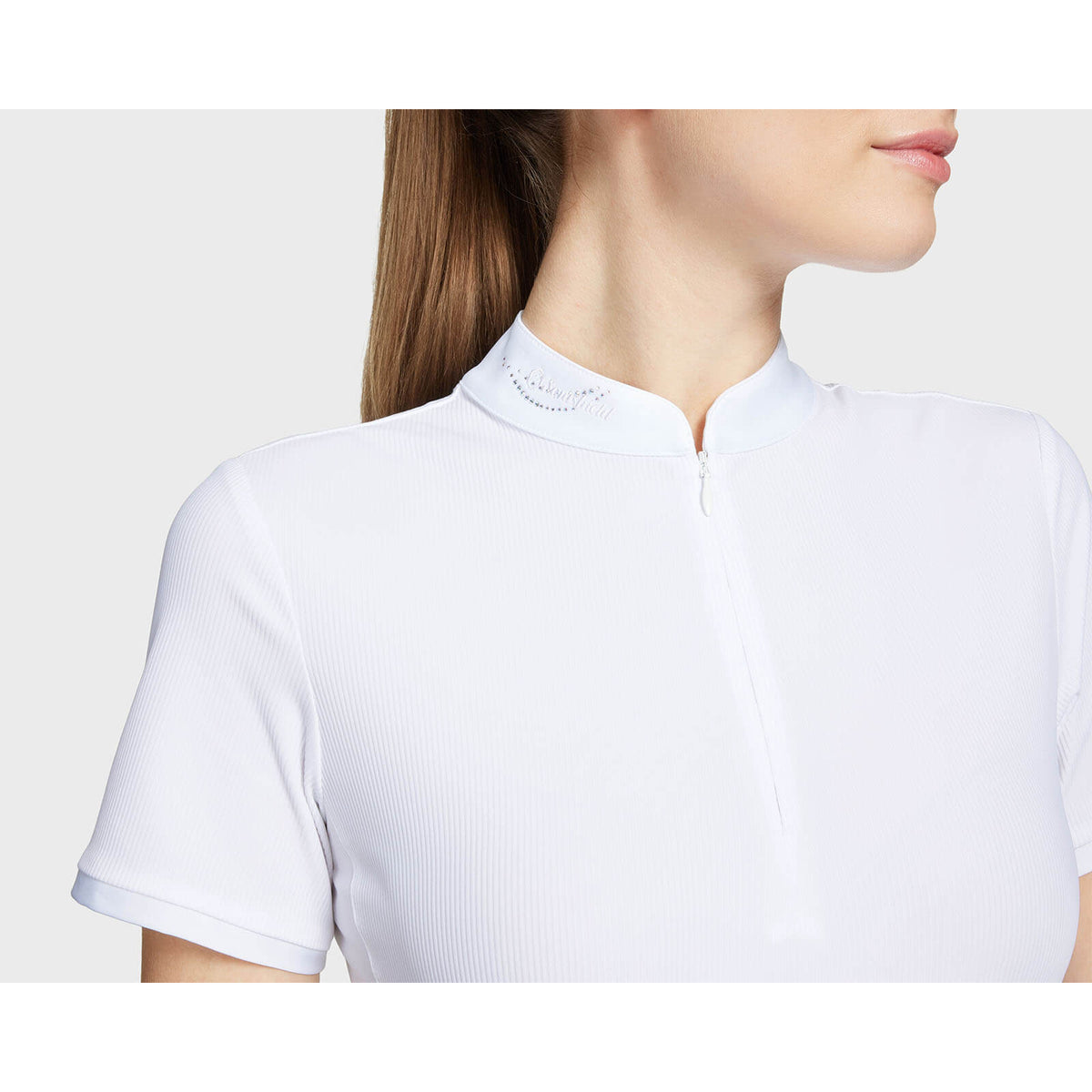 Turniershirt Damen Louane FS 2024 Short Sleeve, Weiß, Detailaufnahme am Oberkörper getragen.