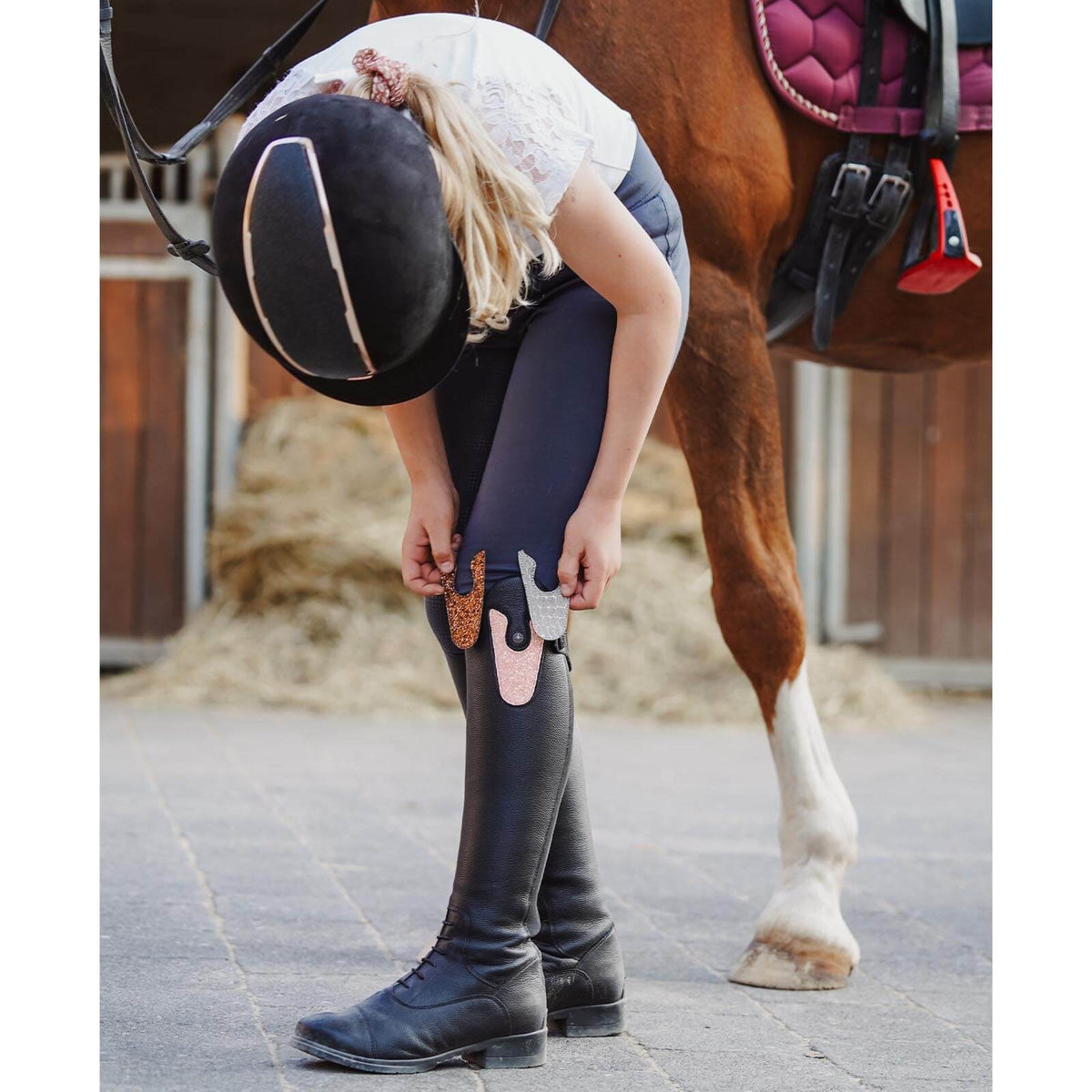 Patches Nova Kids Fun, mehrere Farbvarianten, Reiterin befestigt die Patches am Reitstiefel.