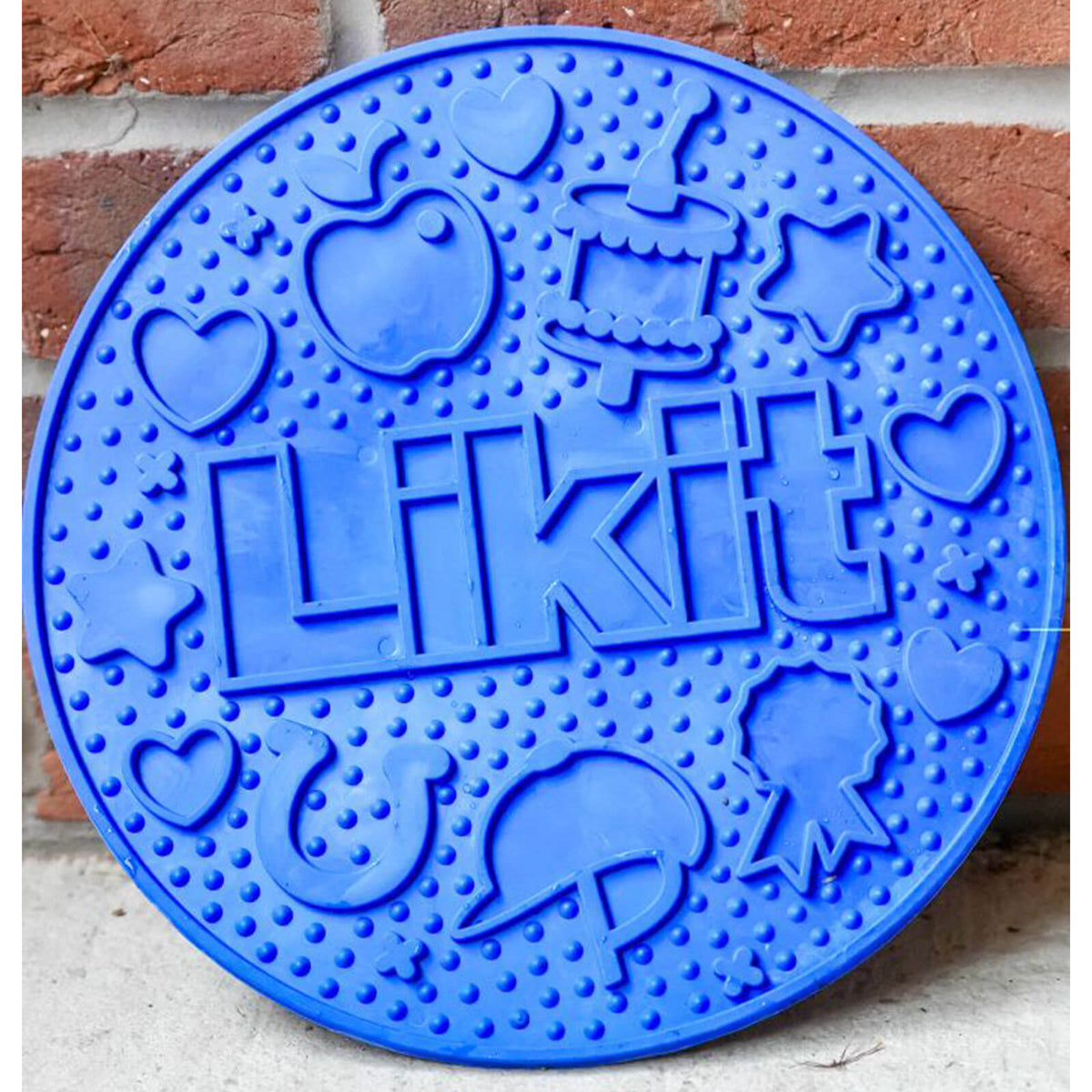 Beschäftigungsmatte Likit Graze Maze Schleckmatte, Blau, Produkt allein an der Wand.