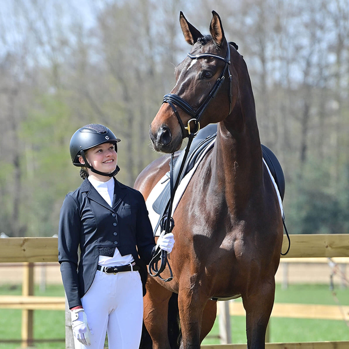 Turnier-Sakko Almeria Reitsakko, Schwarz, Reiterin mit Pferd im Freien.