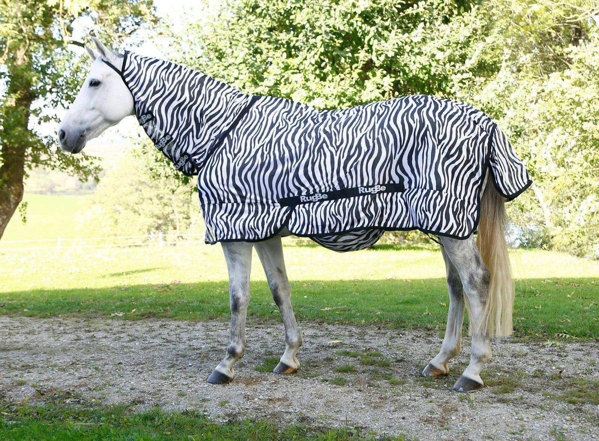 Fliegendecke RugBe Zebra mit Halsteil, Zebra, Pferd trägt die Decke auf der Weide.