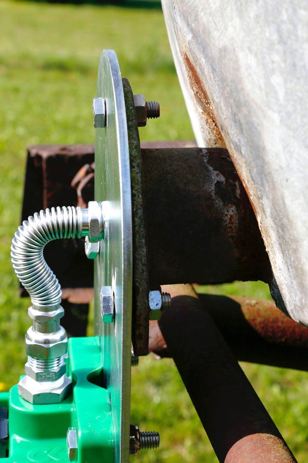 Tränkebecken KN50 für Wasserfass, grün, Detailaufnahme am Wasserfass.
